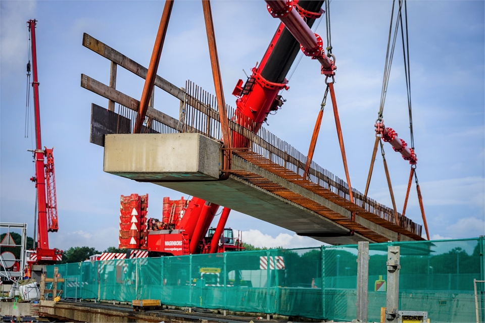 Zuidzijde viaduct Laan Corpus den Hoorn op zijn plek