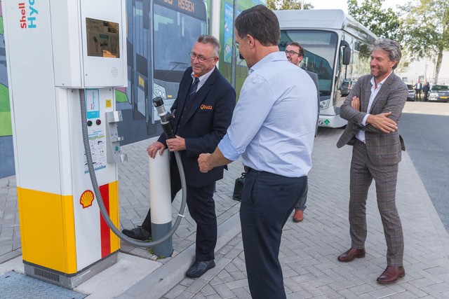 Mark Rutte weet nu alles over waterstof voor bussen in Groningen