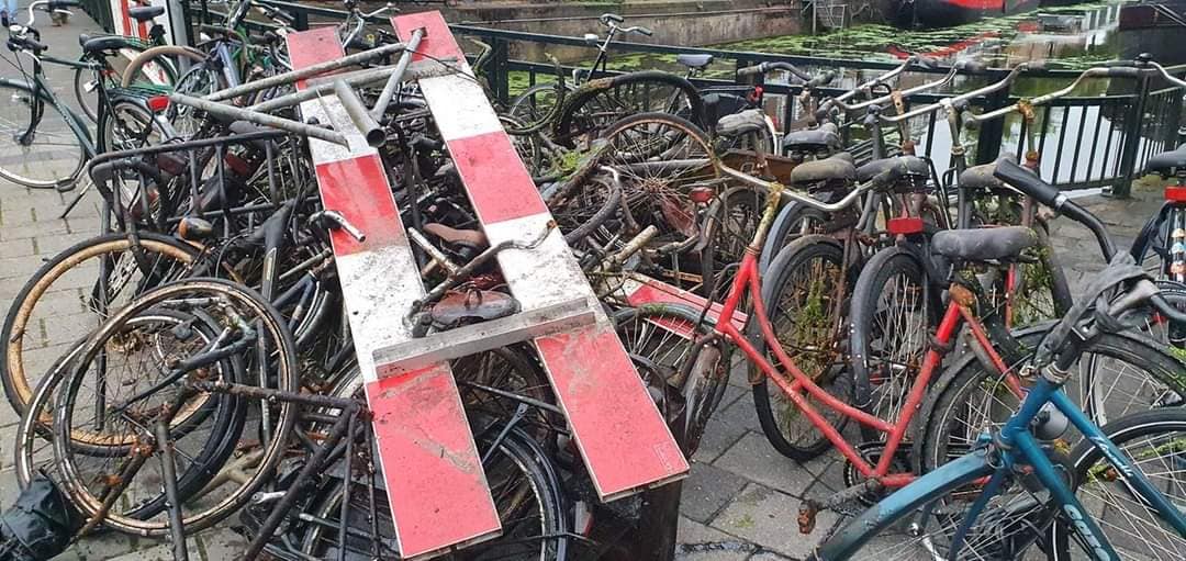 Schoonmaakactie in water bij Poelebrug levert fikse vangst op