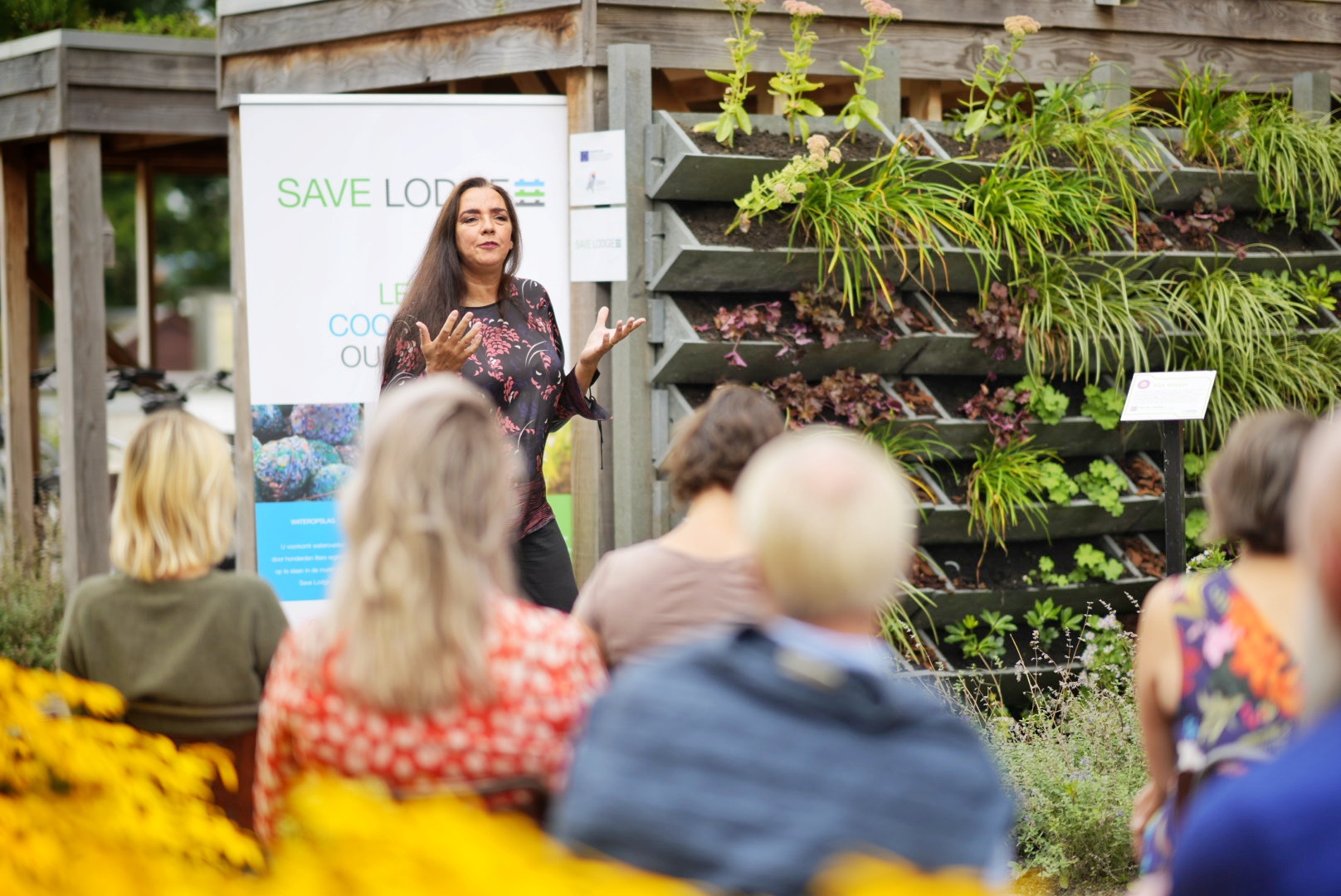 Wethouder opent klimaatslimme muur