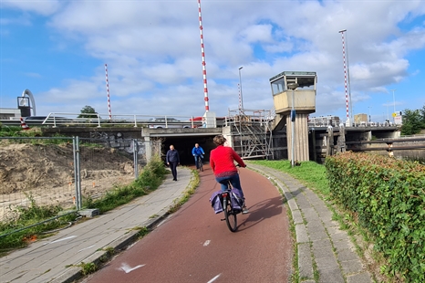 Onderdoorgang bij Gyas gesloten: tijdelijke brug over Noord-Willemskanaal in de maak