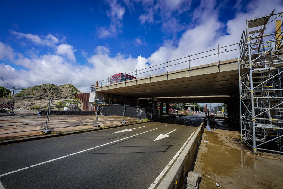 Aanpak zuidelijke ringweg Groningen vordert: bouwers begonnen met “aankleden” viaduct Europaweg met steenstrips