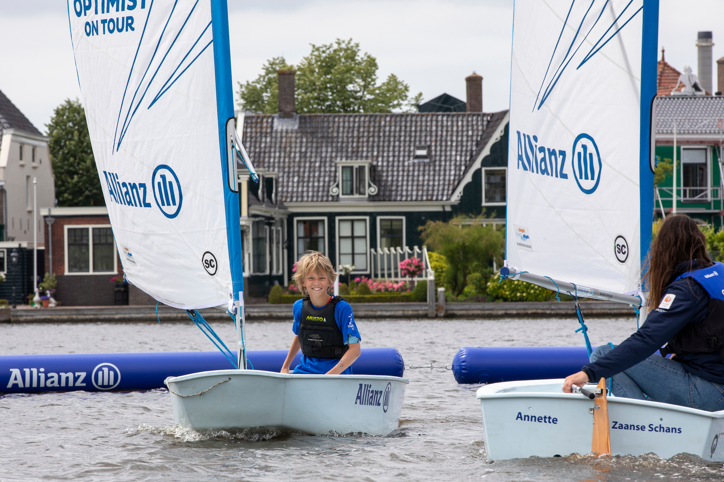 Kinderen leren gratis zeilen, suppen, kanovaren en windsurfen op het Woldmeer van Meerstad