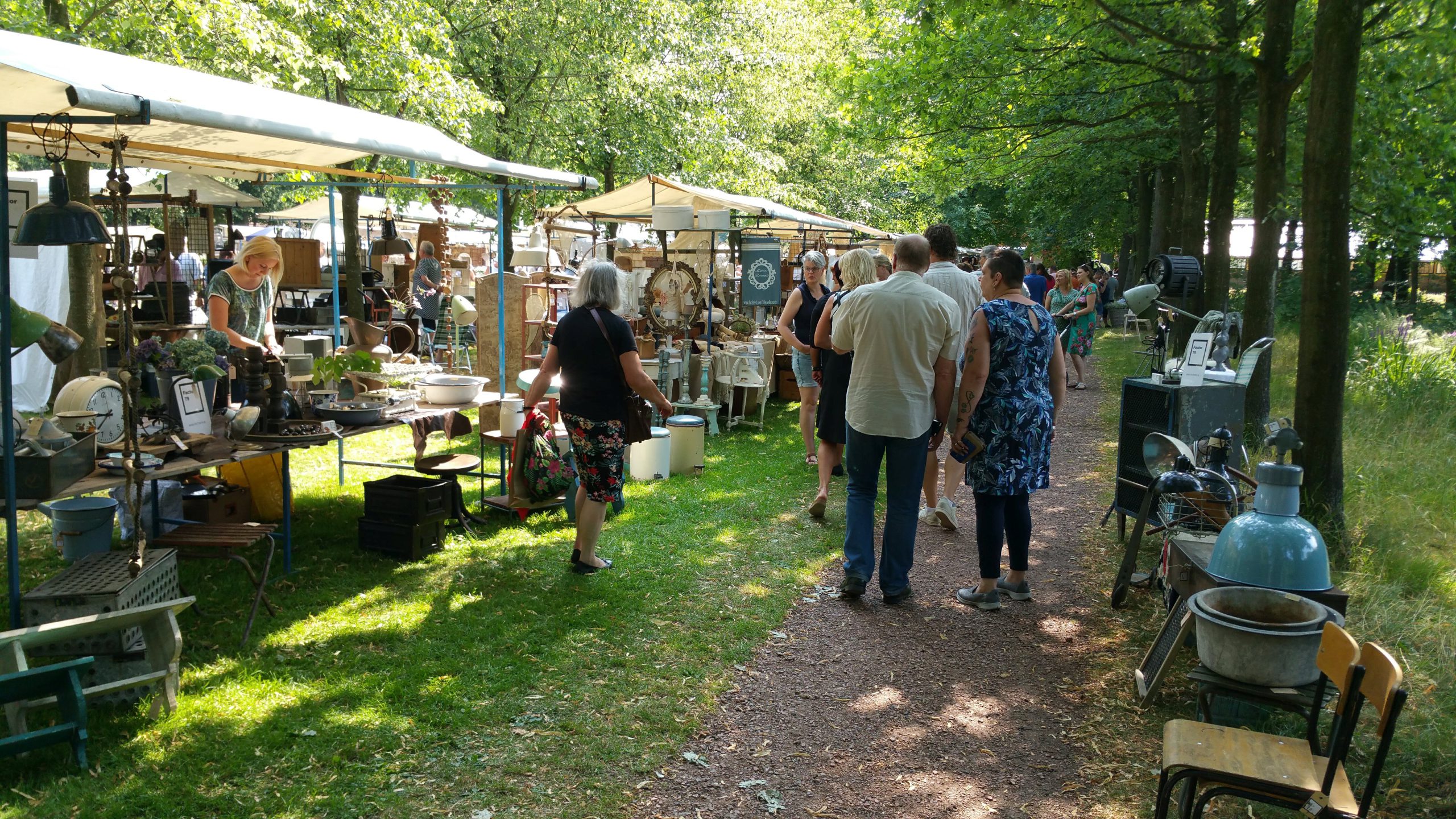 Brocanteurs uit heel Nederland op Fraeylemaborg in Slochteren