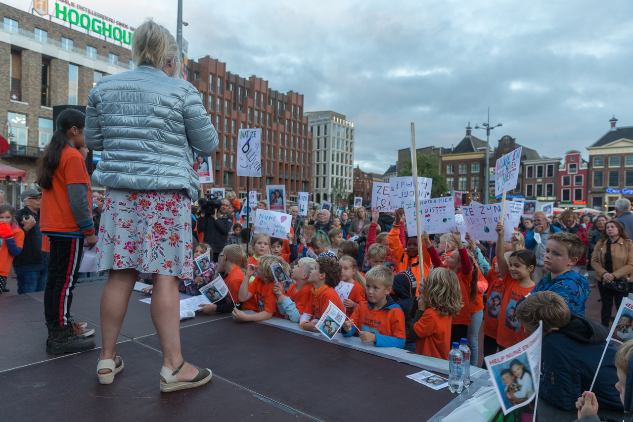 Honderden mensen steunen Nunë en Davit bij protestactie op Grote Markt