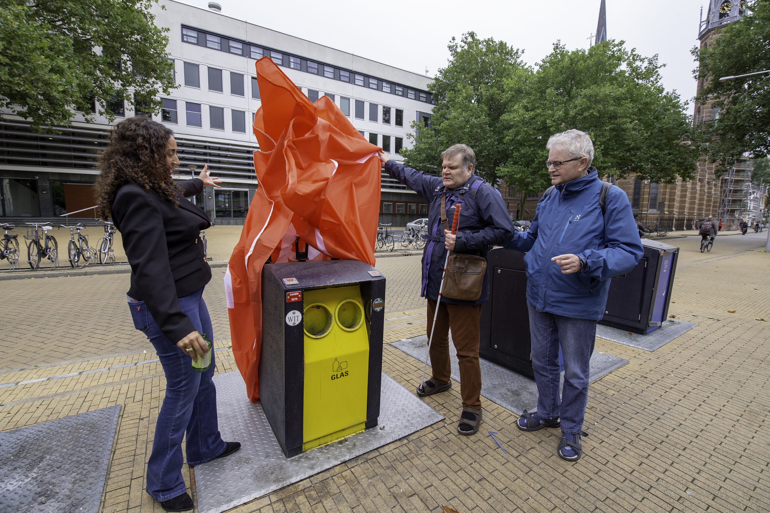 Glascontainers in stad uitgerust met brailletekst