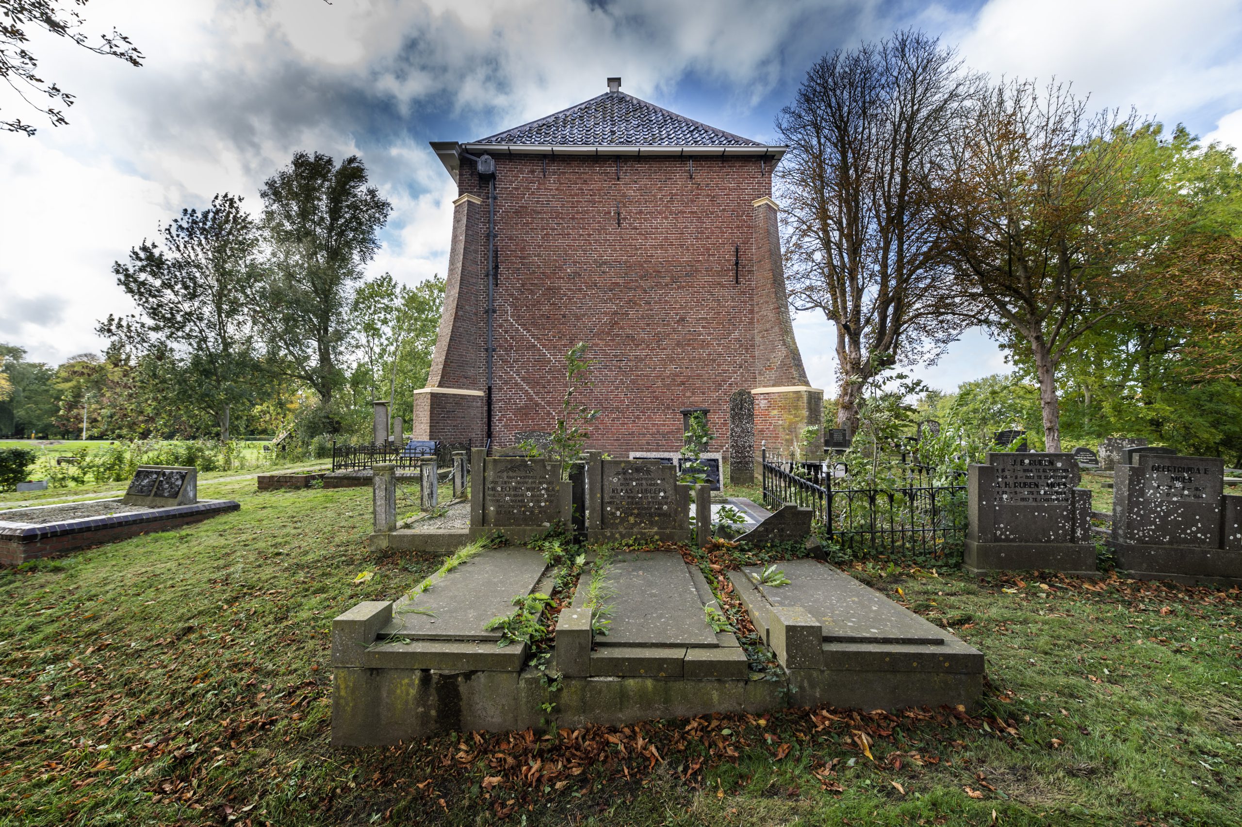 Graven kerkhof Solwerd opgeknapt