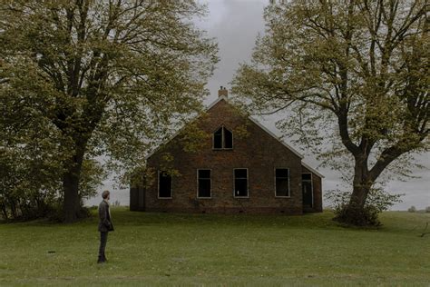 Peergroup start luisterwandeling langs vervallen herenboerderijen