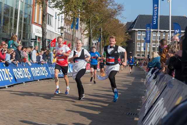 Rennende obers halen de finish (Foto: Rieks Oijnhausen).