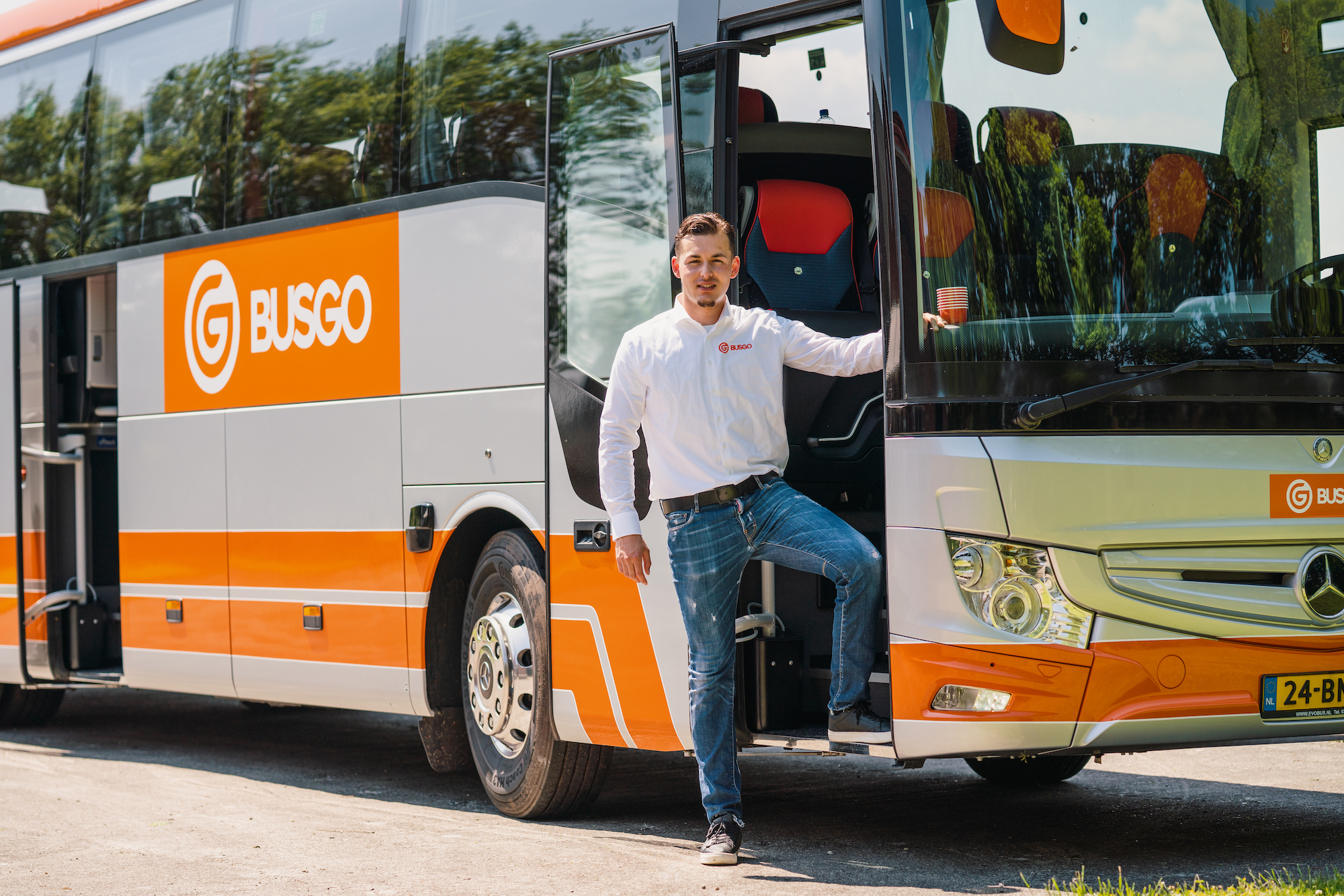 Groningse studenten beginnen touringcarverhuur