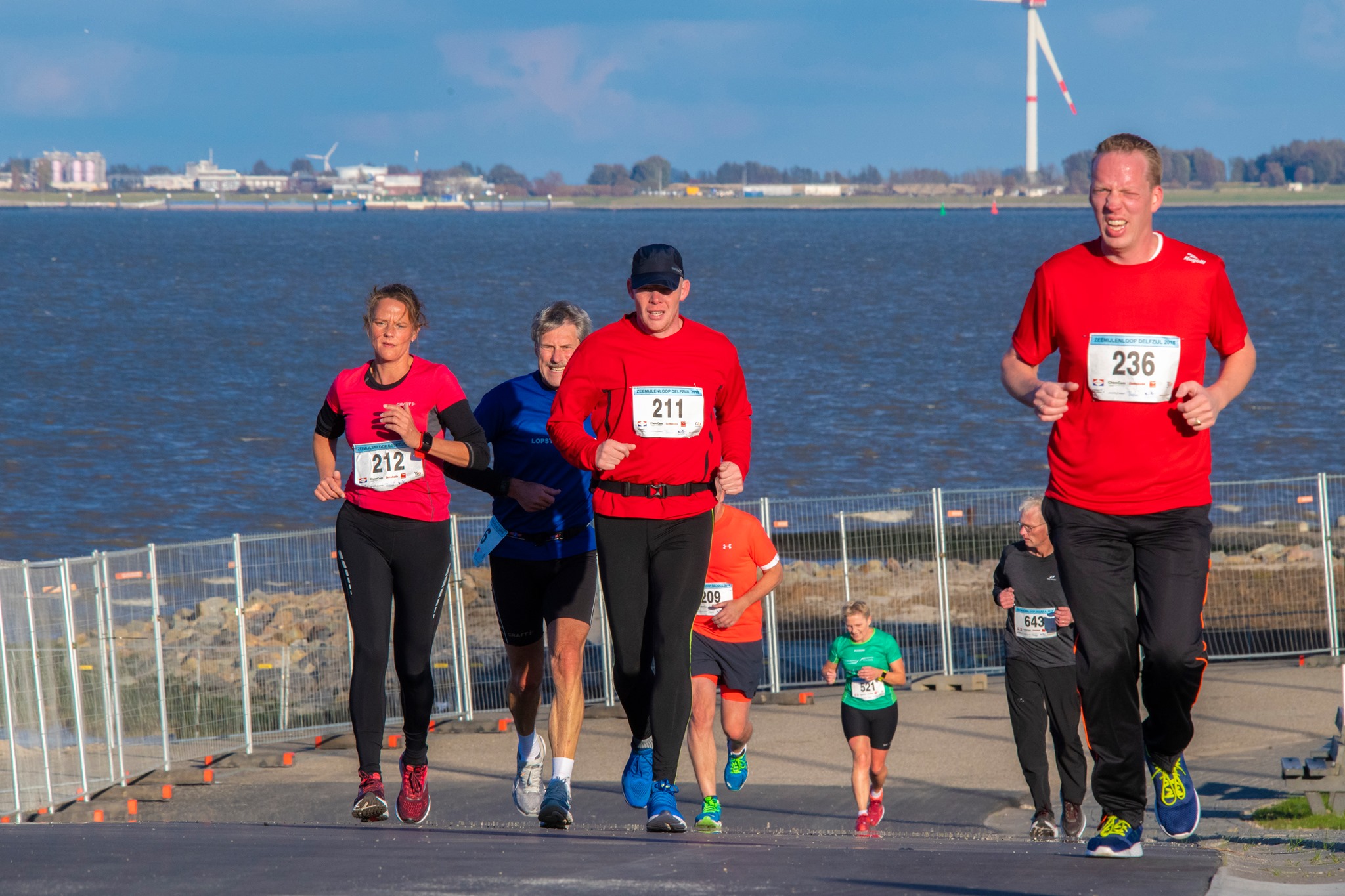 Rennen langs de zee in Groningen tijdens unieke Zeemijlenloop Delfzijl