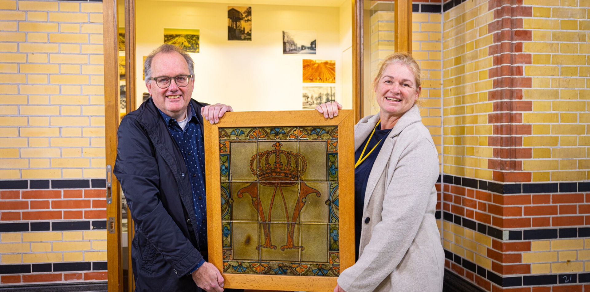 Historisch tegeltableau terug op station Groningen