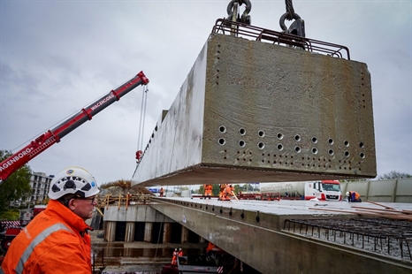 Slimme vraag: Hoe maak je een nieuw deel van een viaduct vast aan een bestaand viaduct?