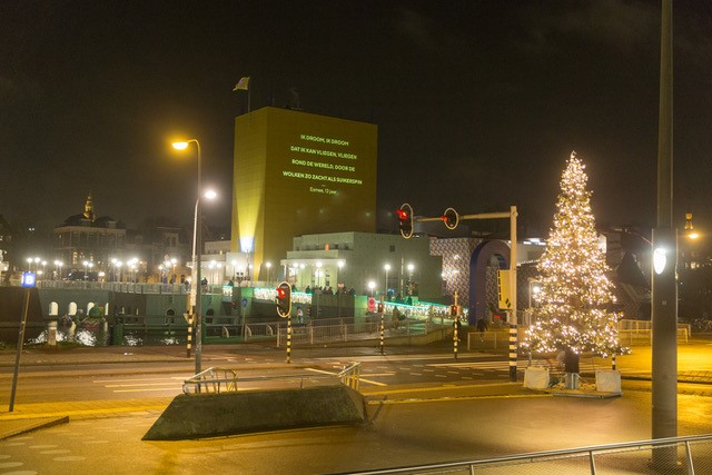 Eerste gedicht geprojecteerd op Groninger Museum