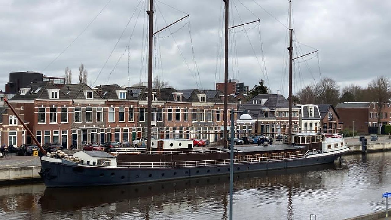 Charterschippers niet blij met nieuwe ligplaats Pannekoekschip