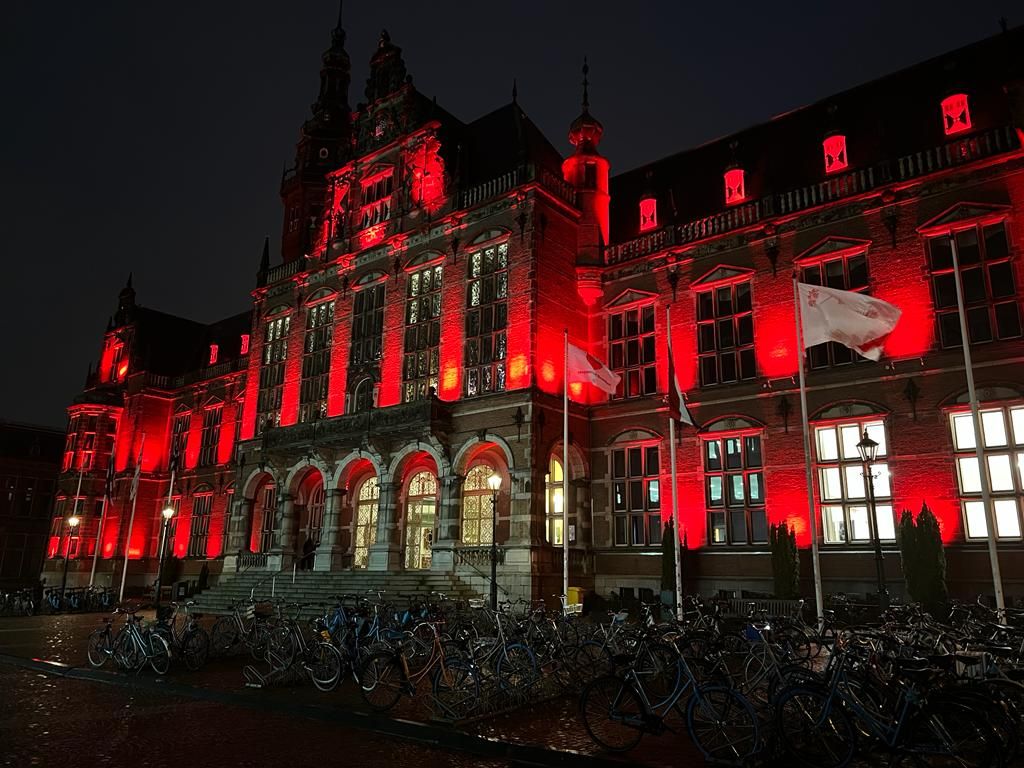 Groningse gebouwen kleuren rood voor behoud kinderhartcentrum UMCG