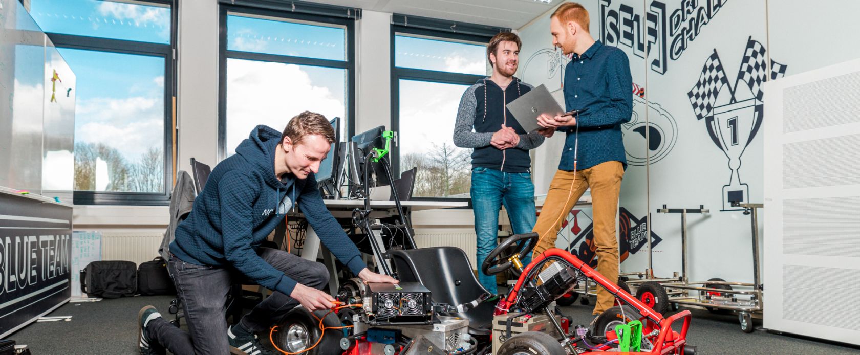 Studenten Hanzehogeschool Groningen werken aan zelfrijdende kart, en doen mee aan "Challenge"