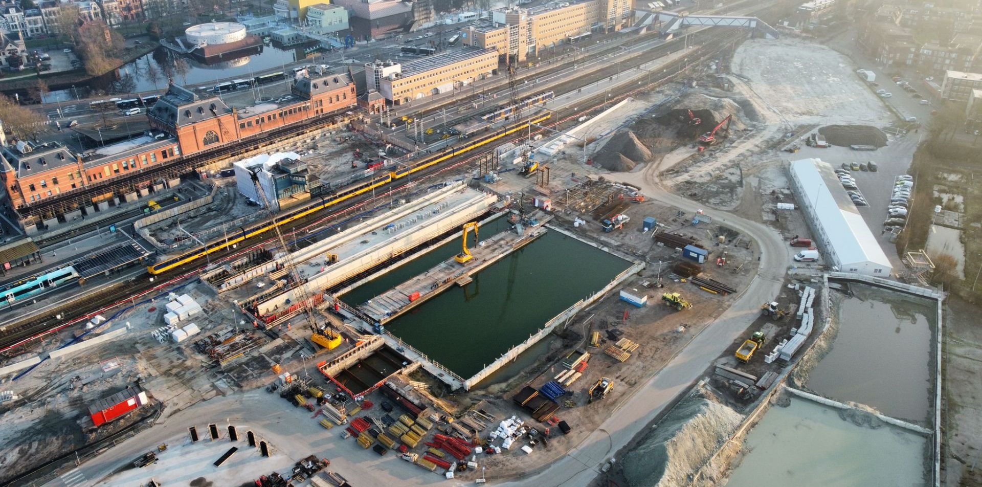 Stationsgebied Groningen lijkt één groot zwembad – bouw fietstunnel vordert