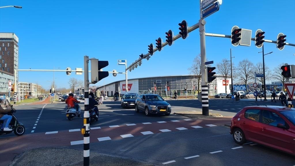 Stilstaand autoverkeer op de kruising van de Sontweg, de Europaweg en de Griffeweg. Foto: Groningen Bereikbaar.