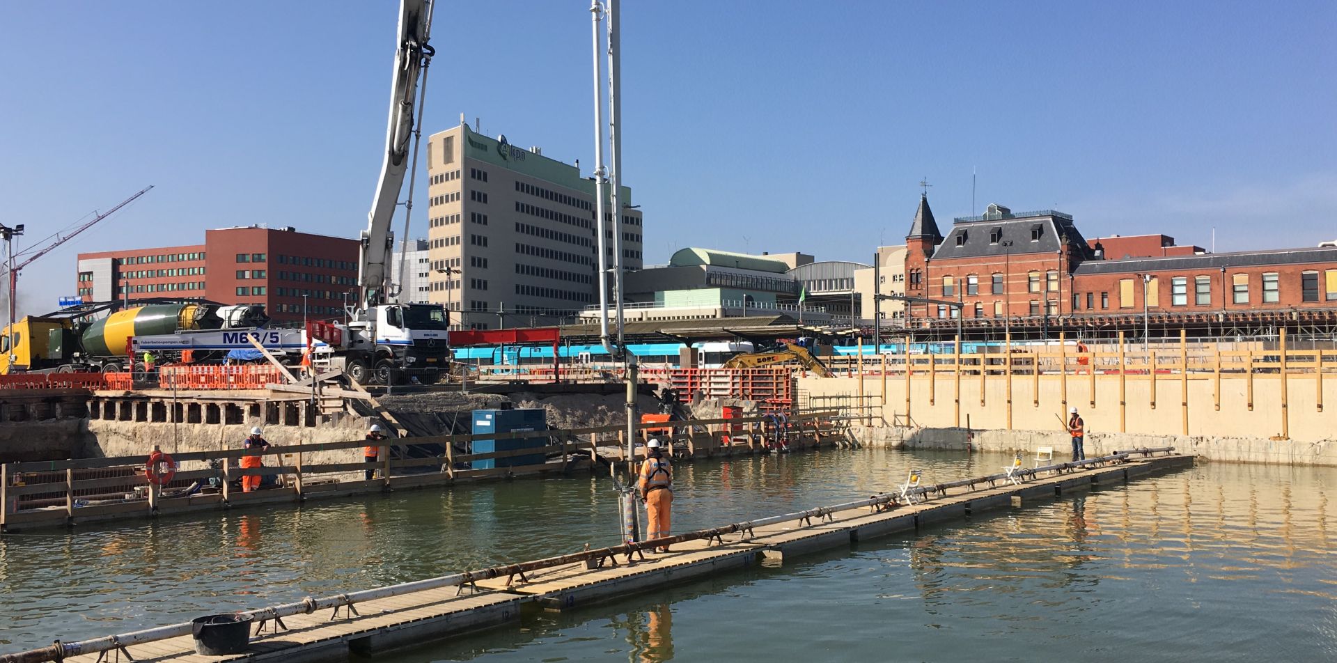 Onderwaterbeton zuidzijde station Groningen zit er in