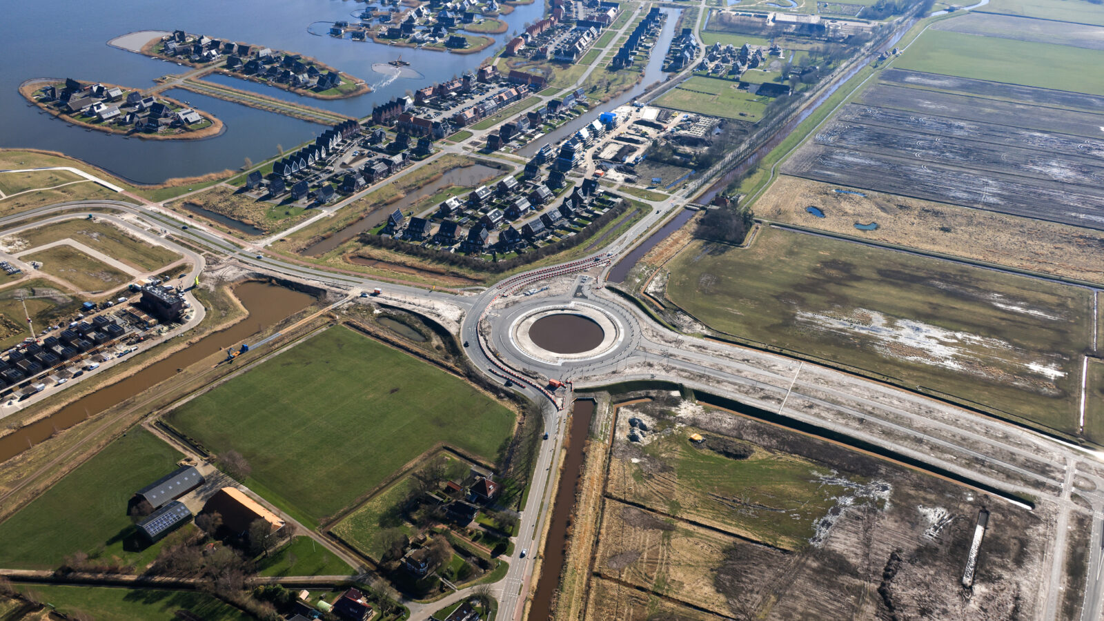 Nieuwe rotonde bij Meerstad aangesloten op Vossenburglaan/Hoofdweg