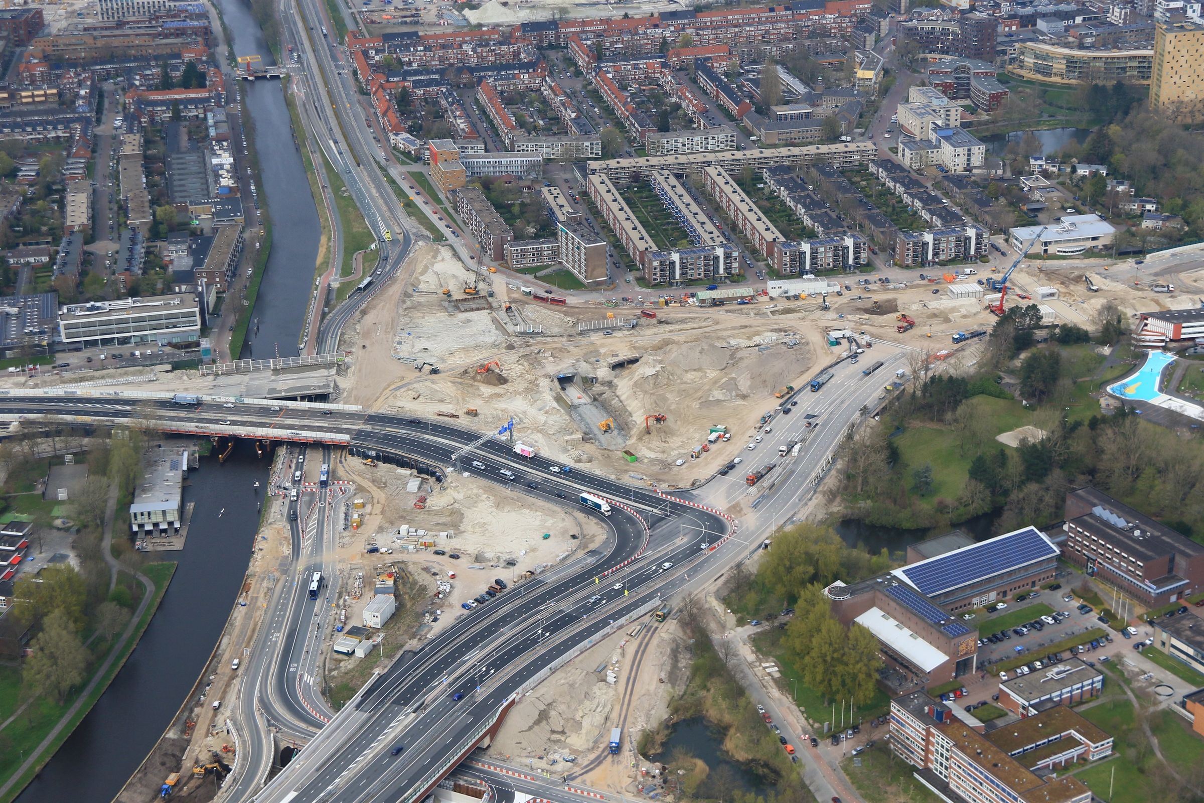 Op het Julianaplein wordt er hard doorgewerkt aan de tijdelijke T-kruising. Deze kruising verbindt de bestaande wegen in de richtingen Hoogkerk/Drachten (N7/A7), Hoogezand (zuidelijke ringweg, N7) en Groningen-Zuid/Assen (A28). Vanaf 9 mei 2022 06.00 uur 