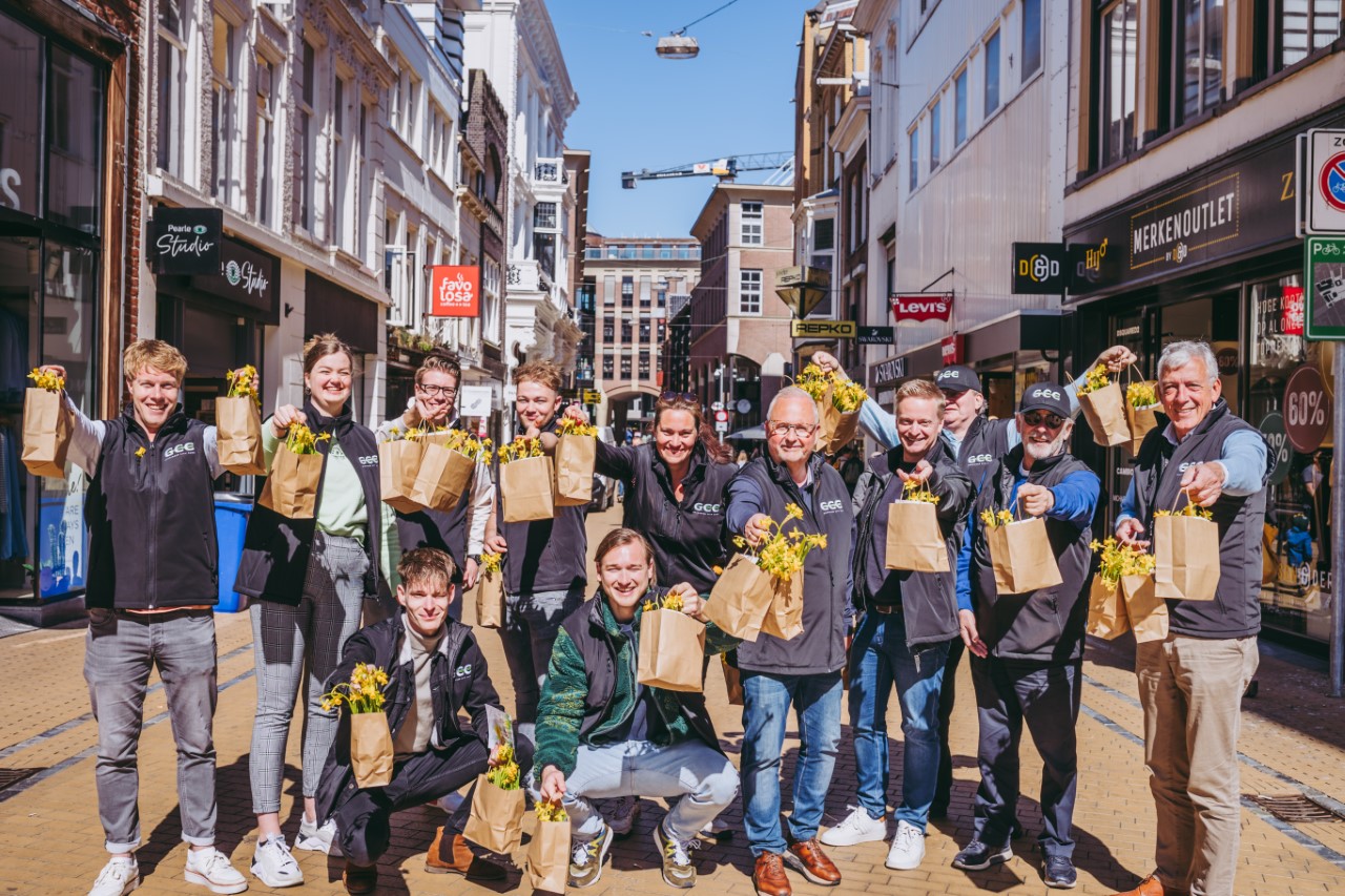 Groningen City Club verrast ondernemers met lentebloemen