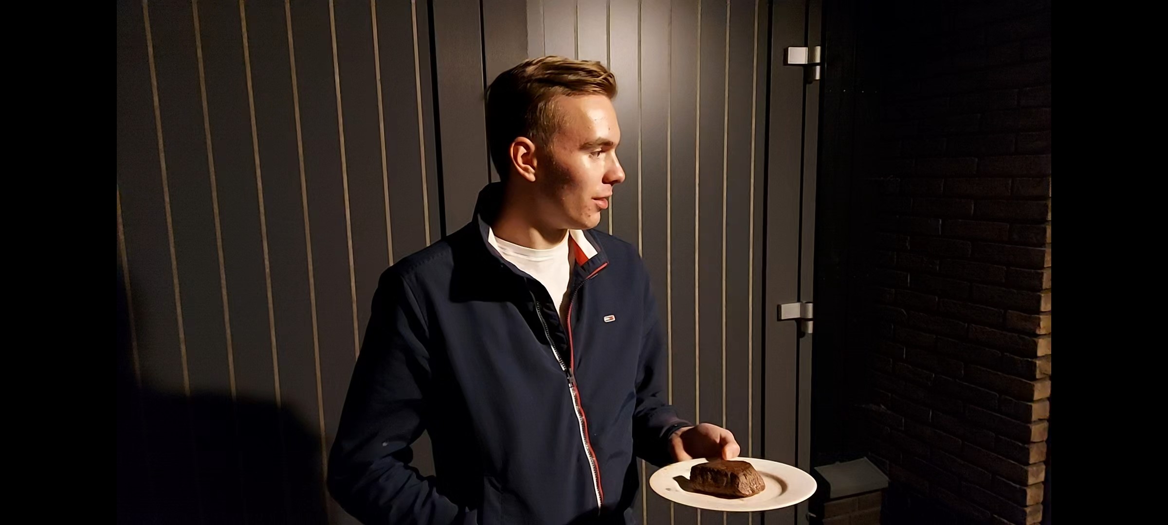 V6 leerling Lukas Top verrast docent om 3 uur ’s nachts met biefstuk
