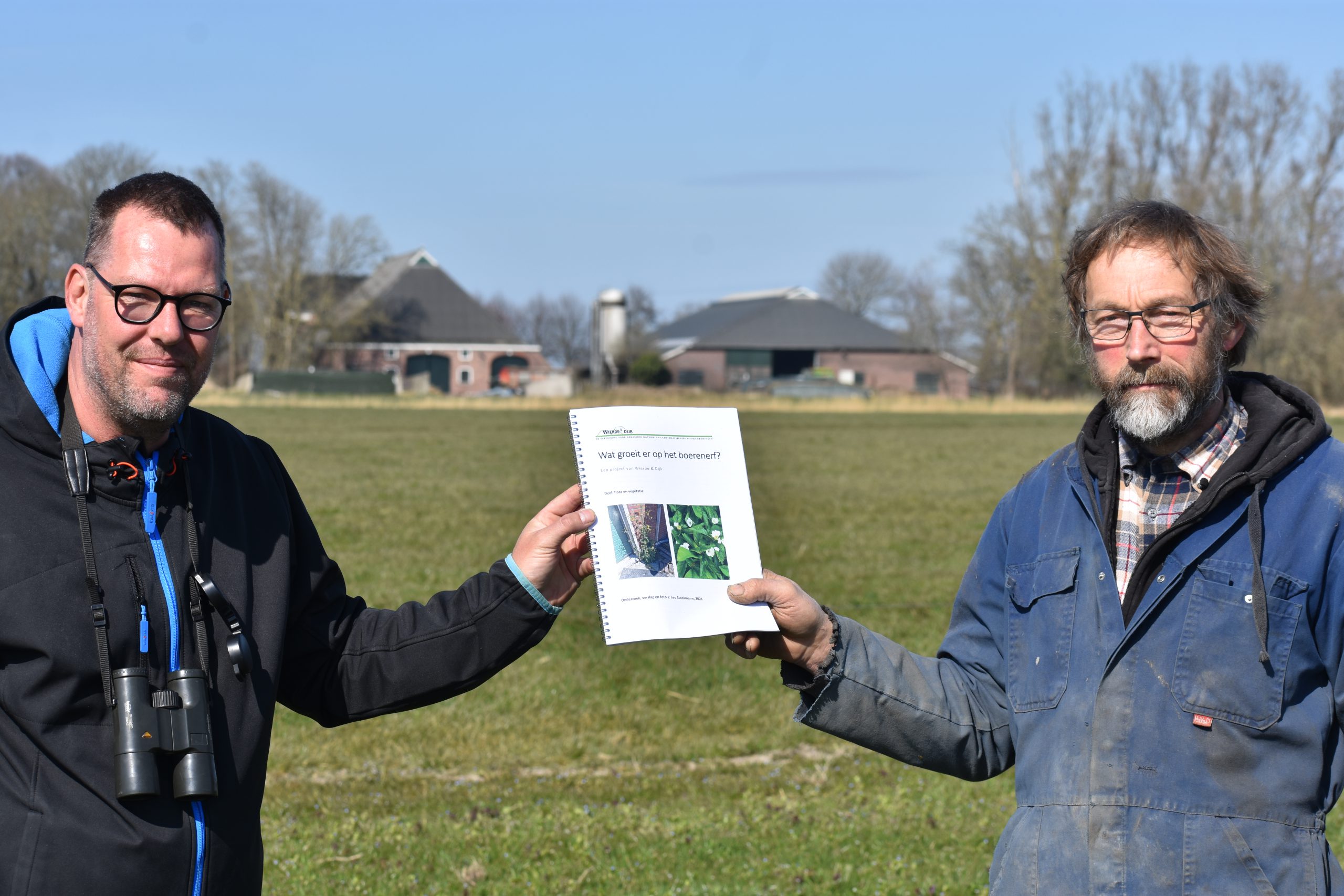 Bestuurslid Wierde&Dijk Albert-Erik de Winter (links) overhandigt plantenrapport aan oud-voorzitter Evert Smink (rechts) Foto Alwin van Lubeck. 