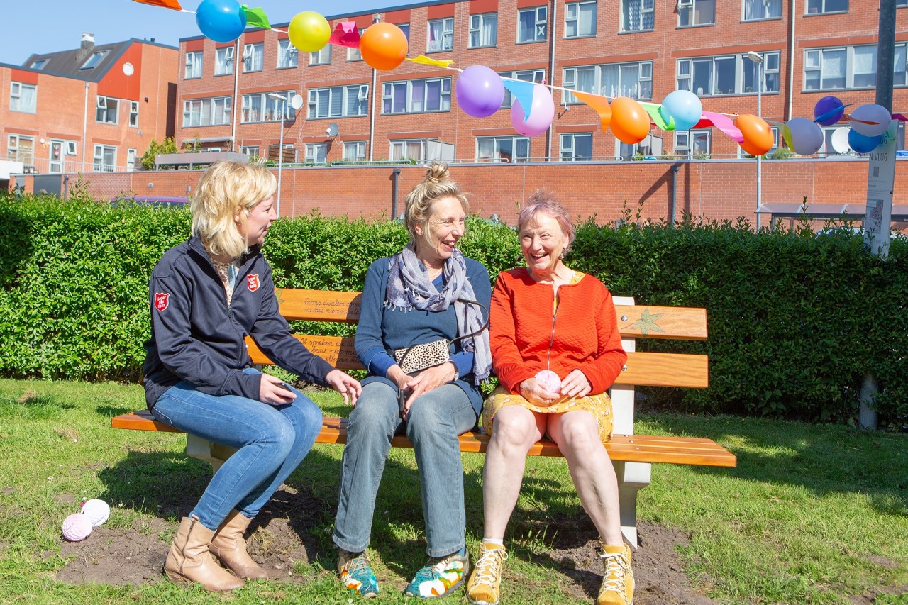 Babbelbankje geopend in Beijum