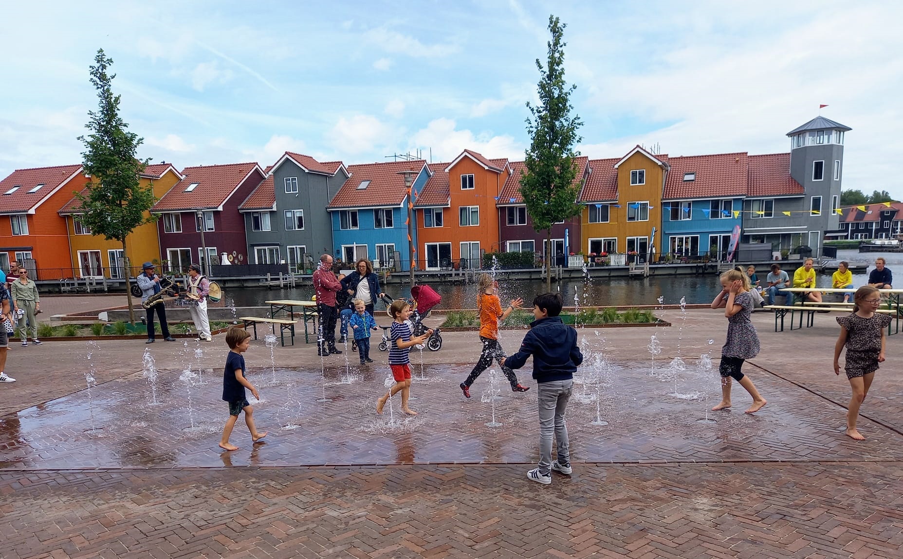 Winkelcentrum Reitdiephaven aantrekkelijker dankzij nieuwe fonteinen, bomen en bloemen