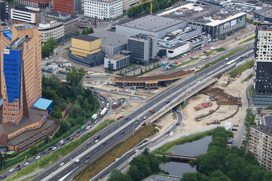 Verbindingsboog in aanbouw op Vrijheidsplein – maandagnacht betonstort