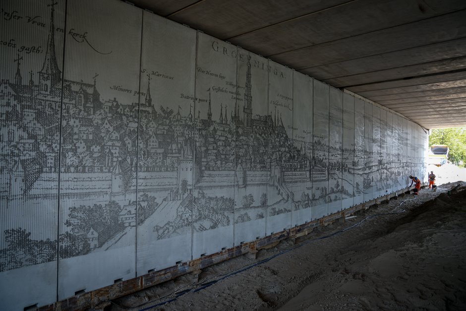 Historische skyline Groningen afgebeeld onder viaduct Brailleweg