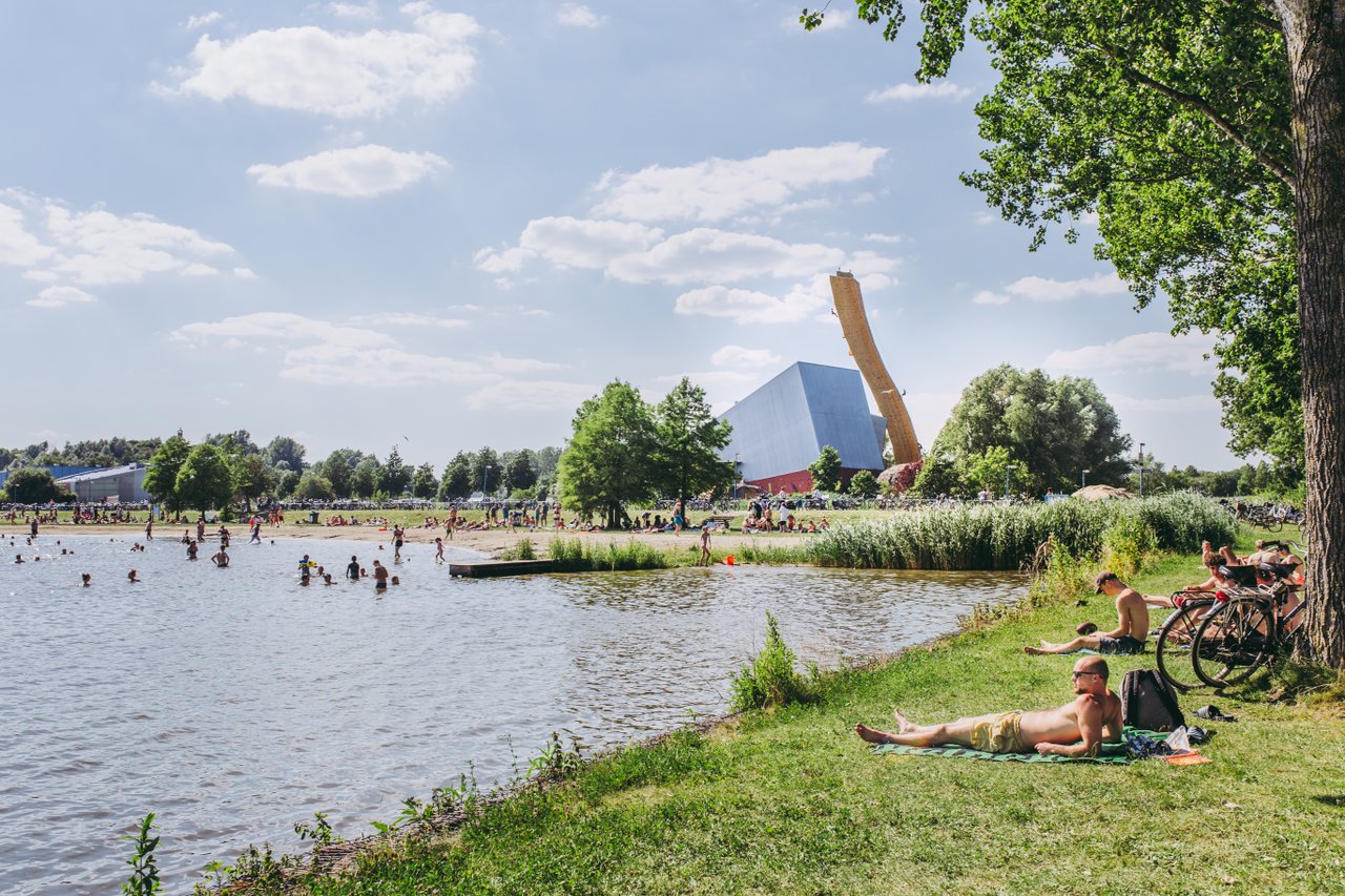 Opnieuw zomerweer: waar in de stad kun je veilig (zonder ziek te worden) zwemmen?