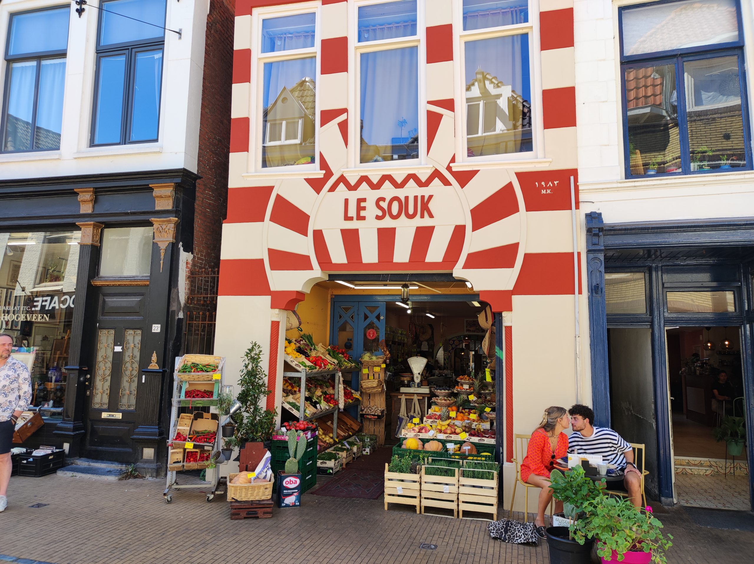 Le Souk in Groningen heeft een nieuwe voorgevel met rode kleuren