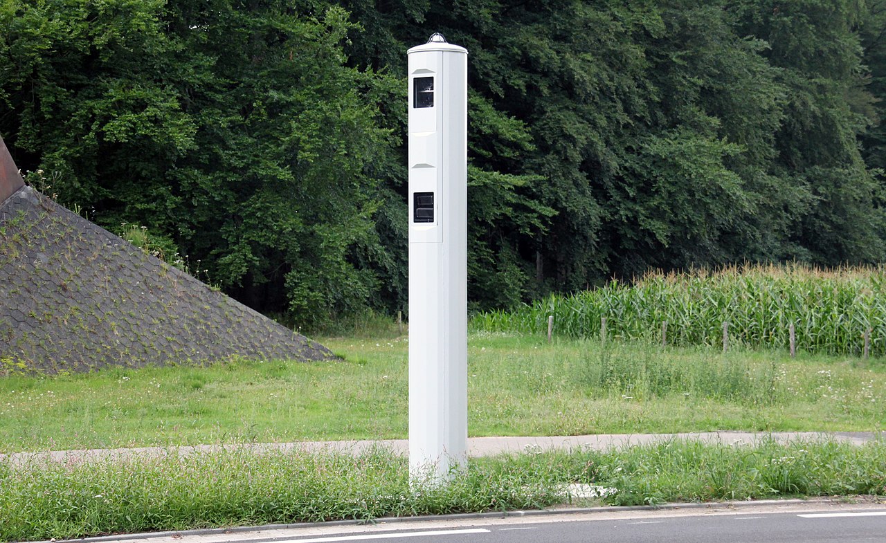 Nieuwe flitspalen in Groningen en Glimmen gaan maandag ‘aan’