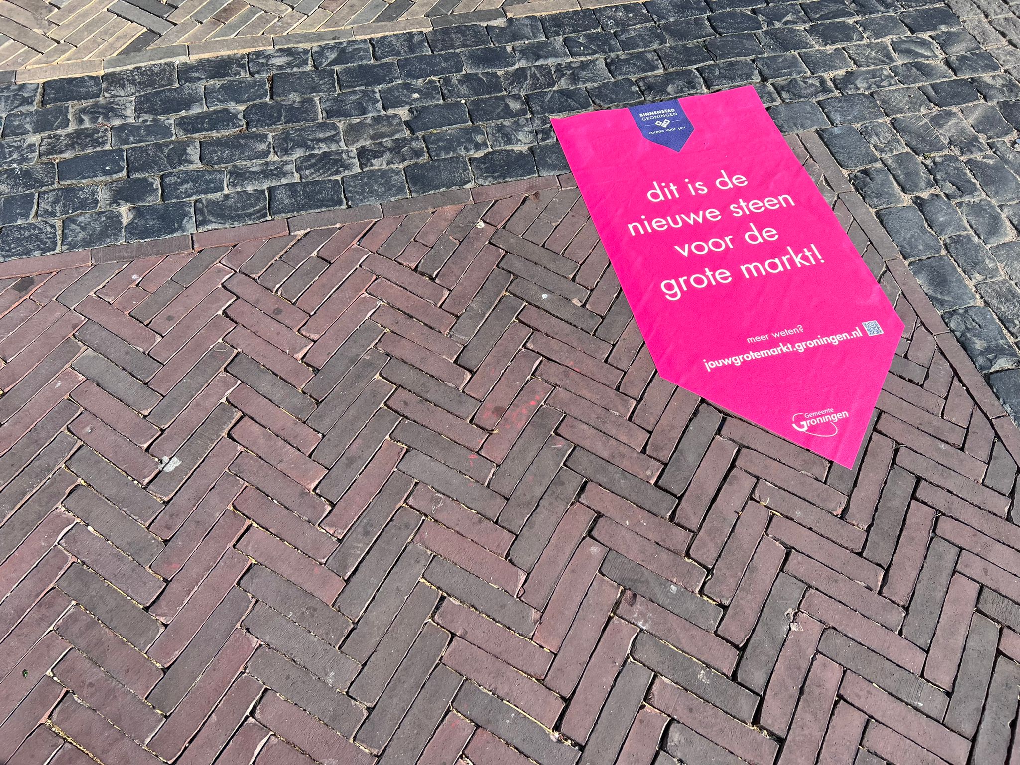 De kogel is door de kerk: dit is de nieuwe steen voor op de Grote Markt