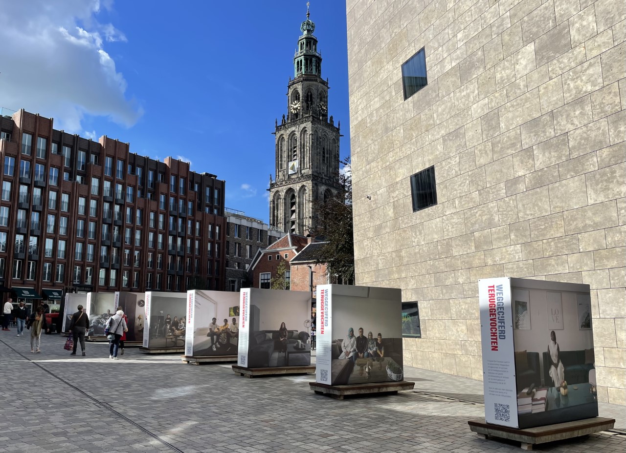 Tentoonstelling 'Weggecijferd, Teruggevochten' te zien op Nieuwe Markt in Groningen