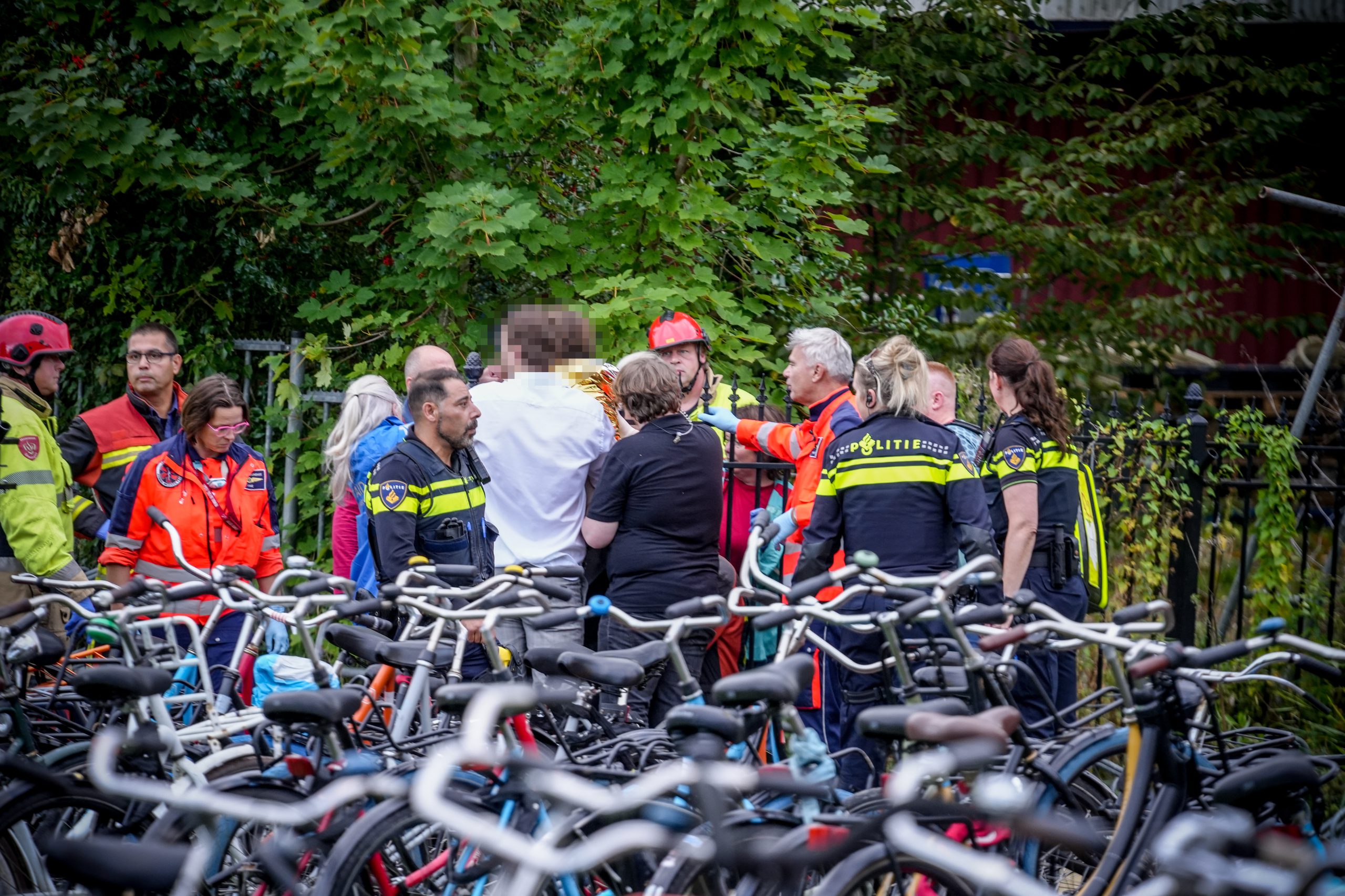 Student spietst arm bij hek drafbaan