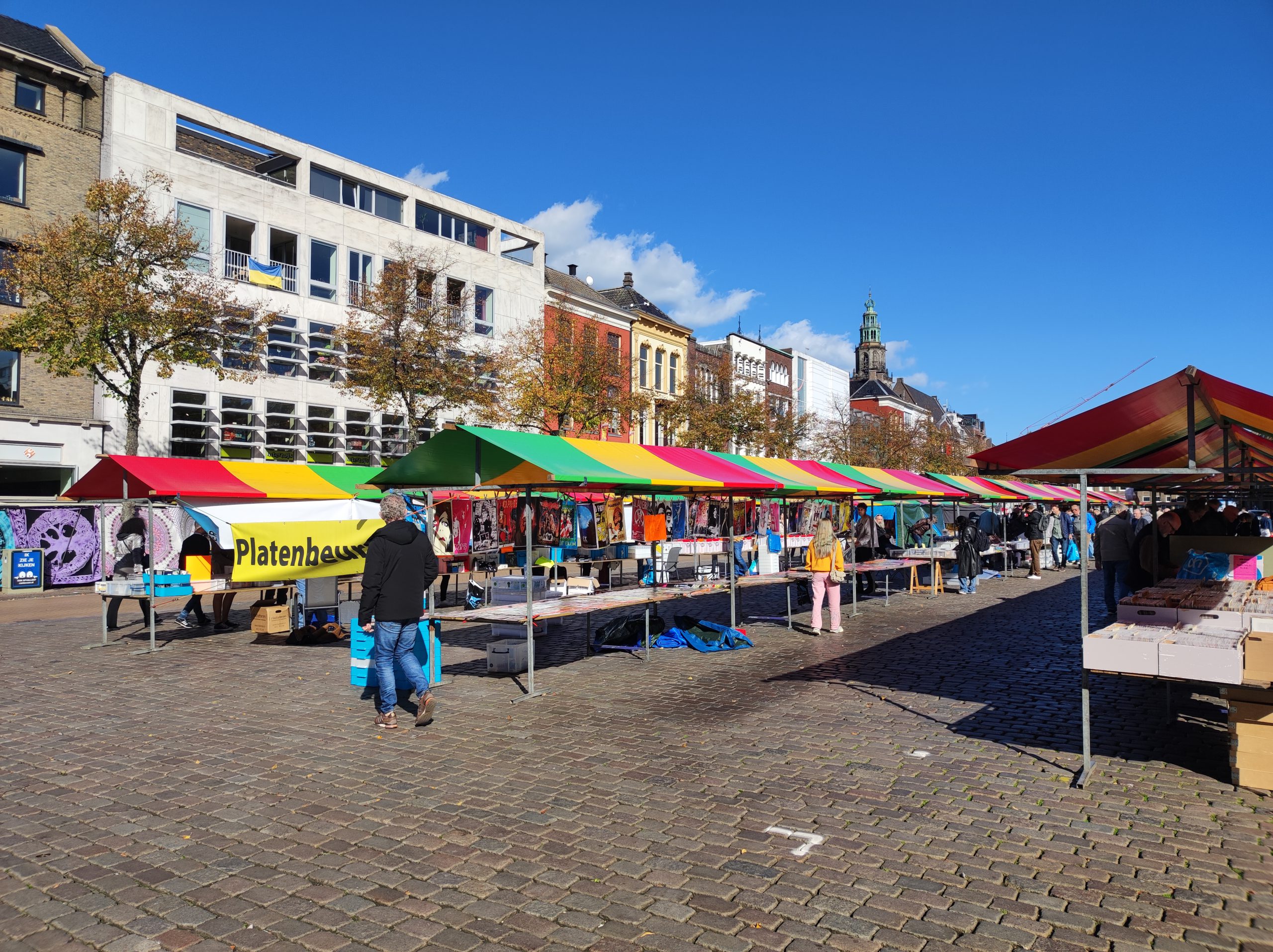 Laatste zomerse platenbeurs op de Vismarkt in Groningen