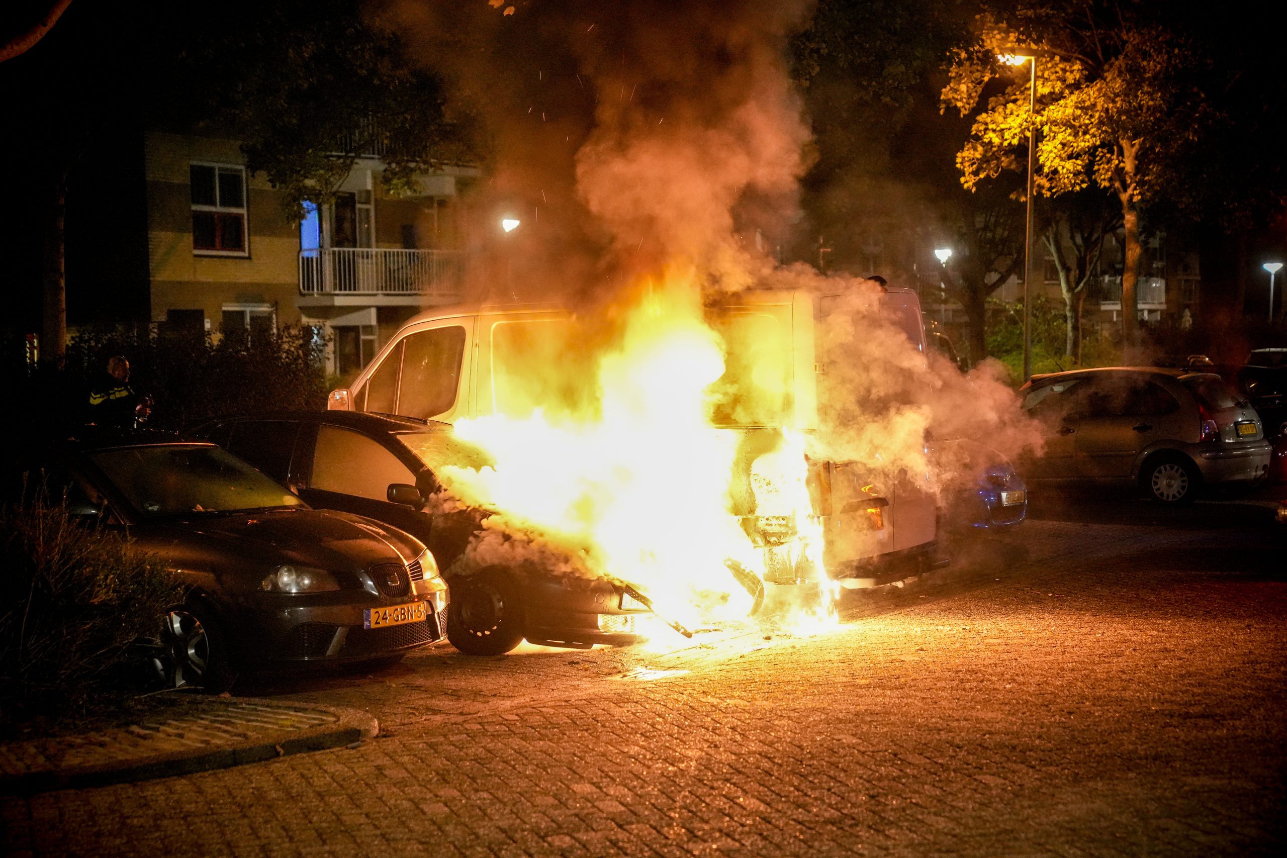 Bestelbus en personenauto fors beschadigd na brand: politie doet onderzoek naar brandstichting