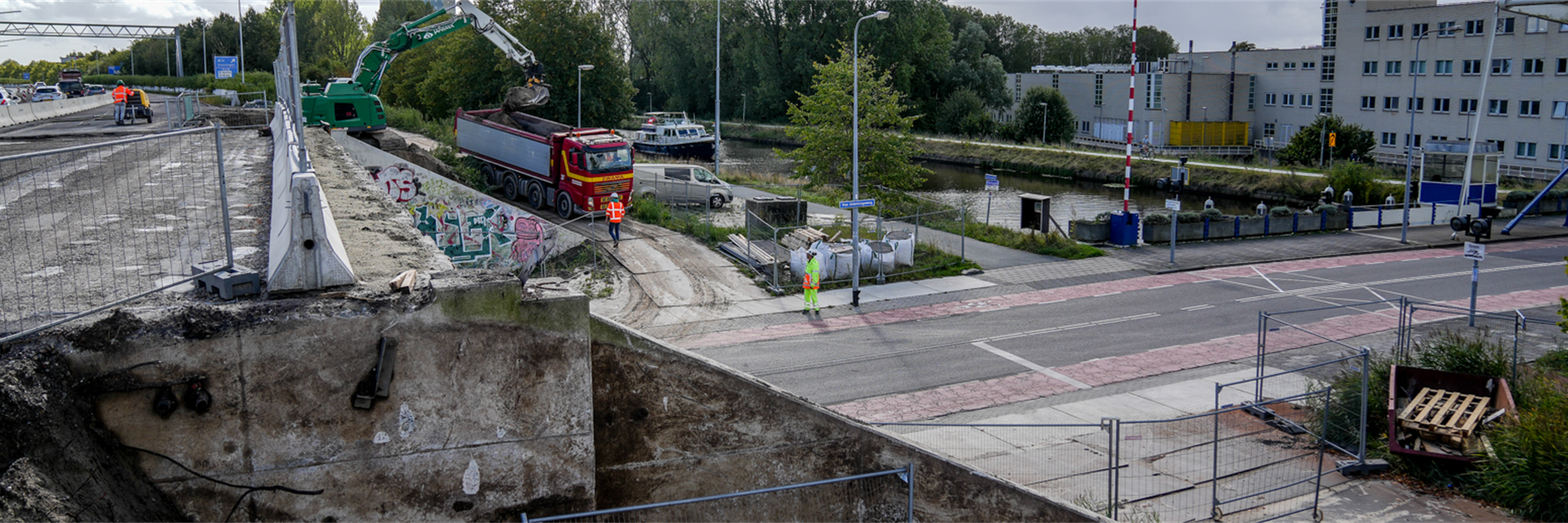 Intrillen damwanden aan westzijde viaduct Van Iddekingeweg