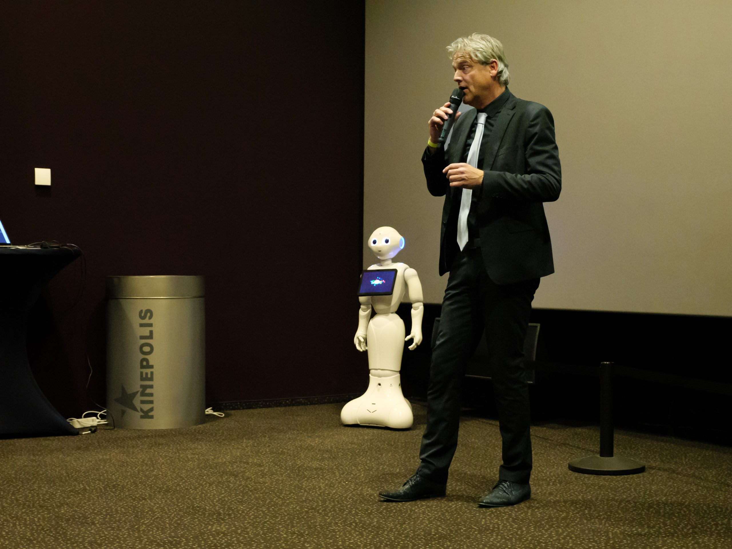 Gastheer Bas Baalmans, met zijn assistent, robot Pepper.