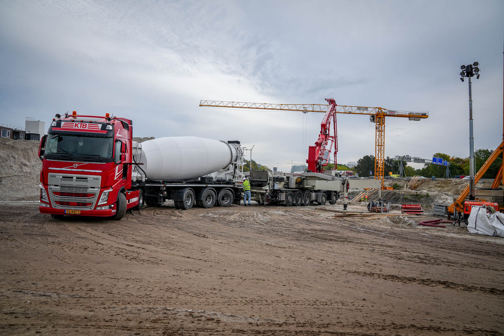 De betonmortel wordt aangevoerd met grote vrachtwagens. Hier wordt water aan toegevoegd, zodat een vloeibare massa ontstaat. Foto: Raymond Bos