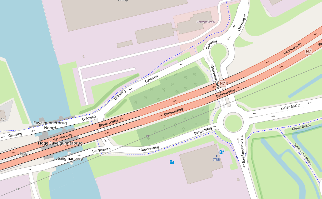 De bestaande situatie op bedrijventerreinen Driebond en Eemspoort, met links het Winschoterdiep. Aan de noordzijde van de ringweg ligt de rotonde die de Osloweg en de Gotenburgweg met elkaar verbindt. Afbeelding: Openstreetmap.