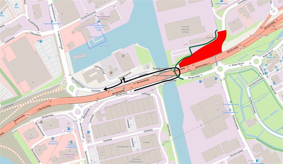 De locatie van de werkzaamheden en de afsluitingen in fase 1. Het rode vlak is het werkgebied. De groene lijn is het tijdelijke fietspad. De zwarte lijn is de tijdelijke weg voor autoverkeer naar de Helsinkistraat.