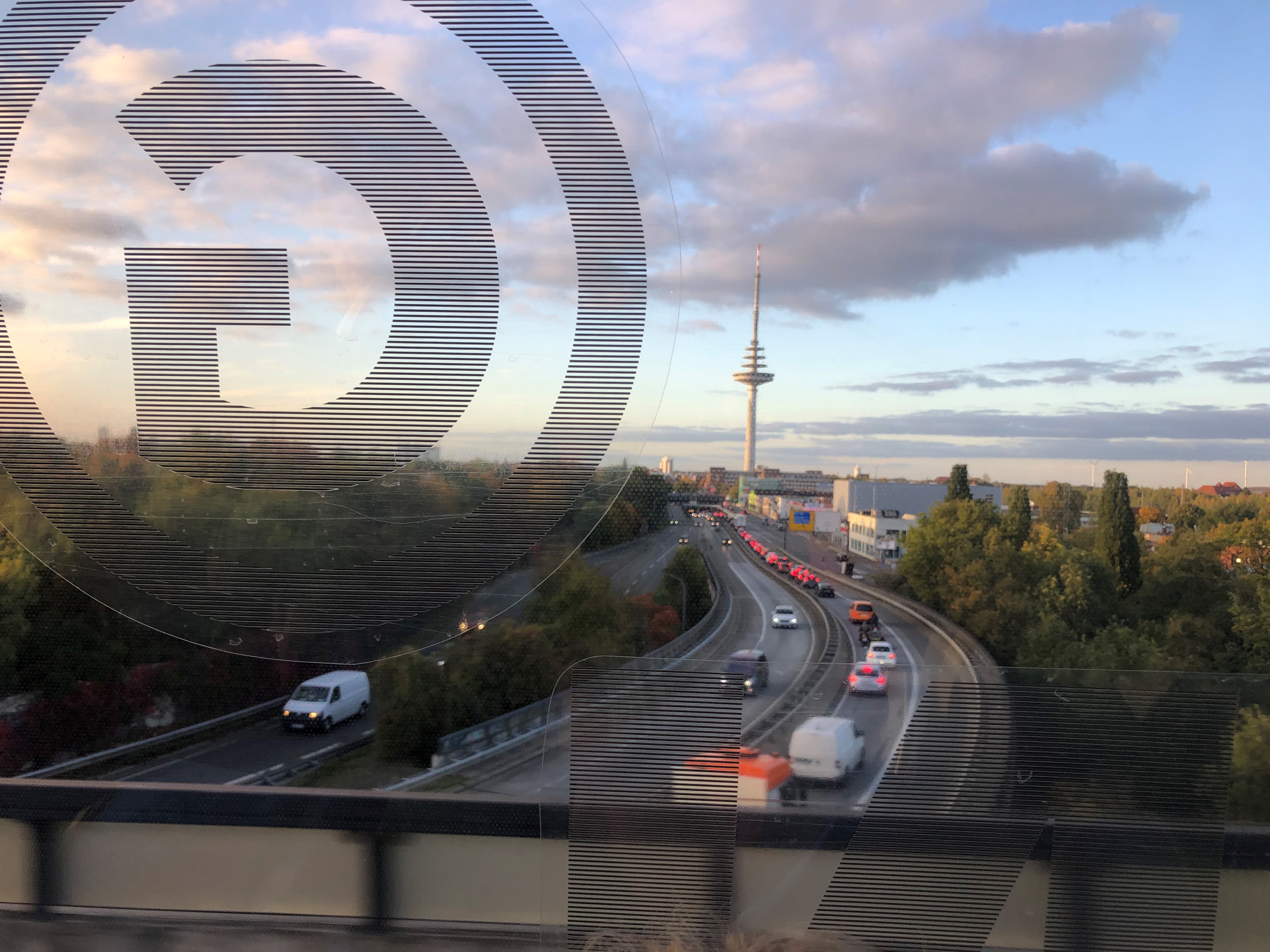 Bremen, vanuit de bus, met de 'G' van Groningen op de achterruit