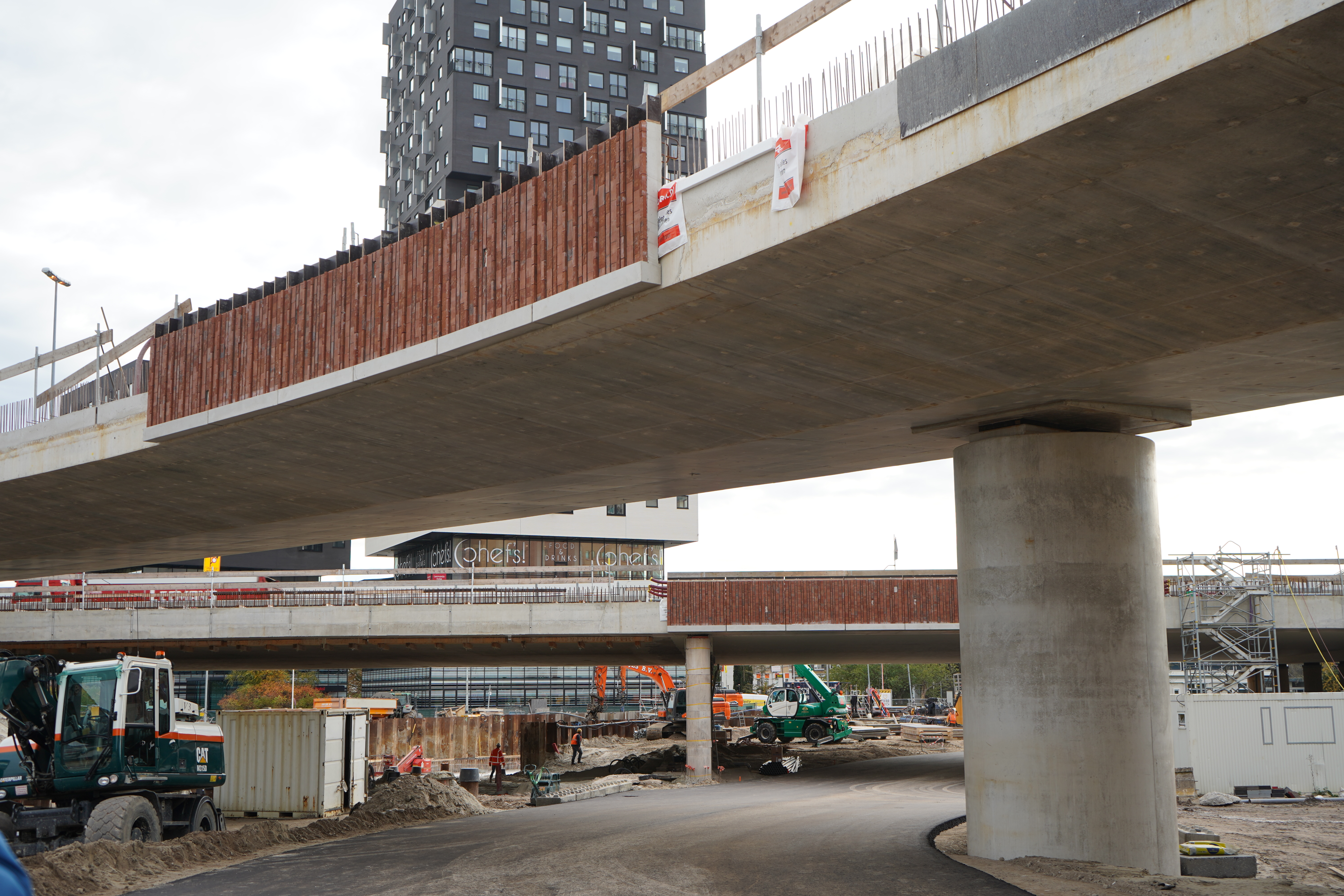 De rode steentjes laten zien hoe het viaduct er uiteindelijk uit gaat zien.