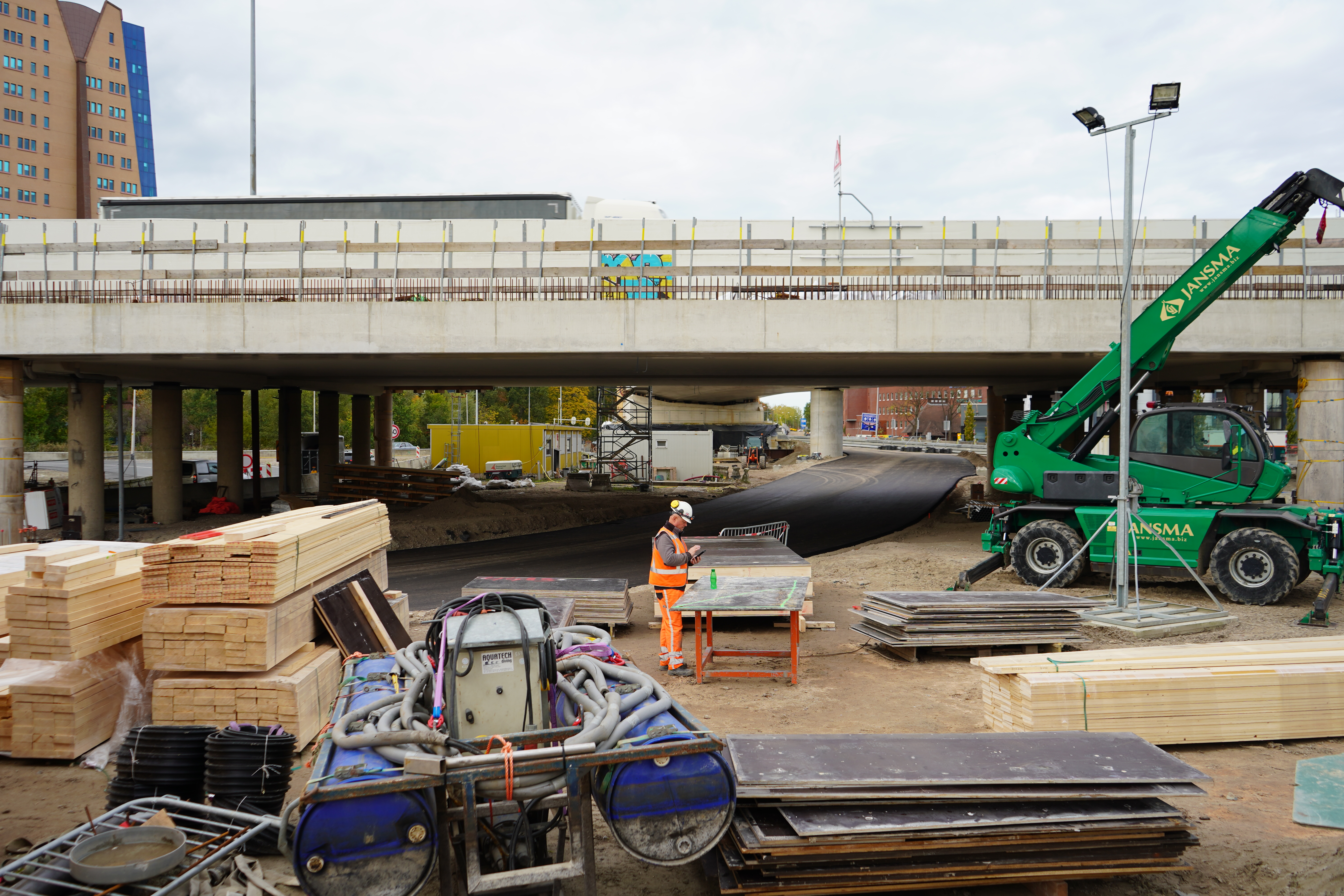 Een nieuwe tijdelijk weg richting Martiniplaza.