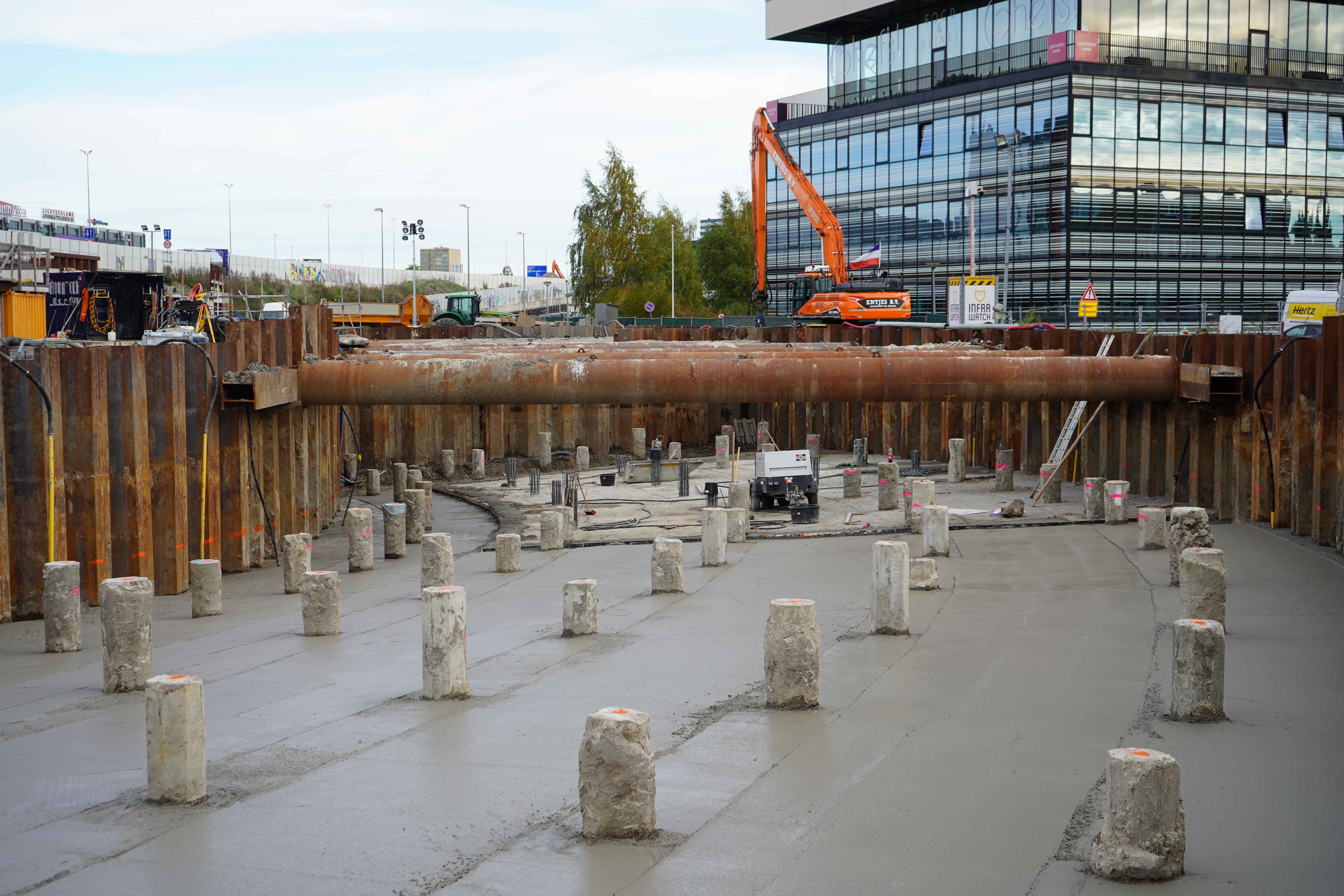 Er is cement gestort waar later het verlaagde wegdeel zal komen.